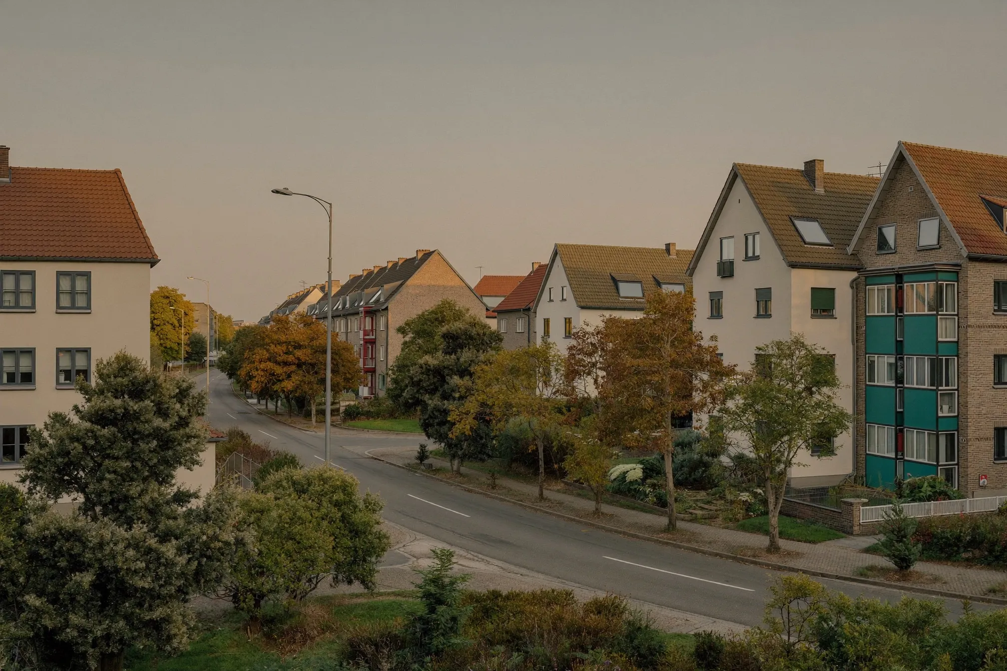 Modernes Mehrfamilienhaus in einer Wohnstraße.